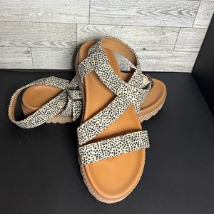 Size 8.5 Universal Thread animal print sandals